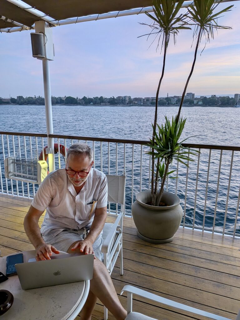 Riccardo Micanti Personal Travel Planner in pausa lavoro sul Nilo durante un viaggio in Egitto